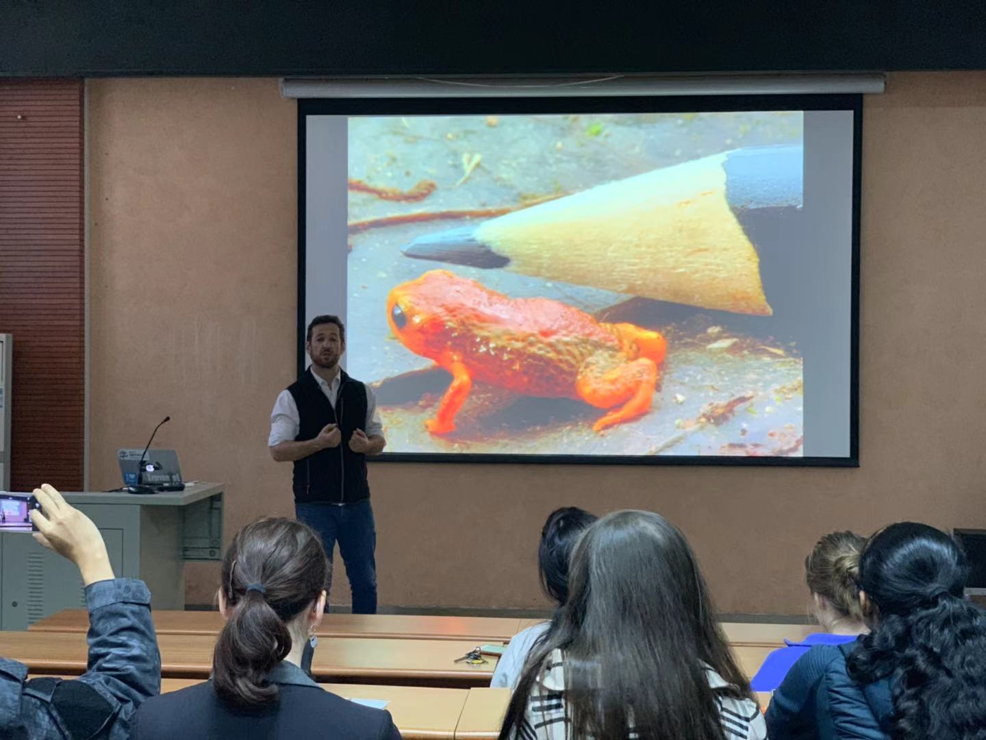 Márcio Pie durante palestra na University of Guangxi.