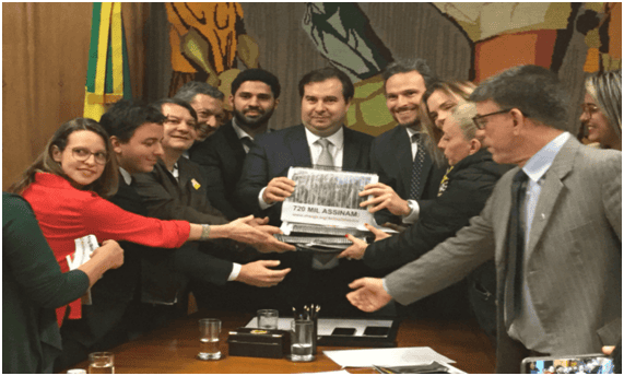 Figura 1 – Presidente do Mater Natura, Paulo Pizzi, e outros ativistas (artistas, animalistas e deputados) fazem a entrega do manifesto contra os PLs que promovem a caça, em 11 de junho de 2019, ao presidente da Câmara Rodrigo Maia, quando ele tinha 720 mil assinaturas.